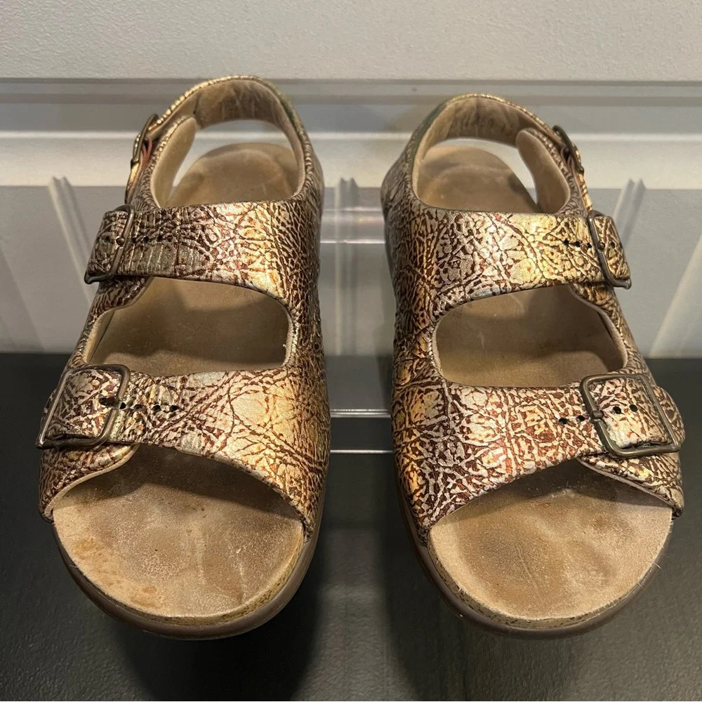 SAS Relaxed Walking Sandals Tripad‎ Comfort Gold Snakeskin Print. Size 7 1/2.